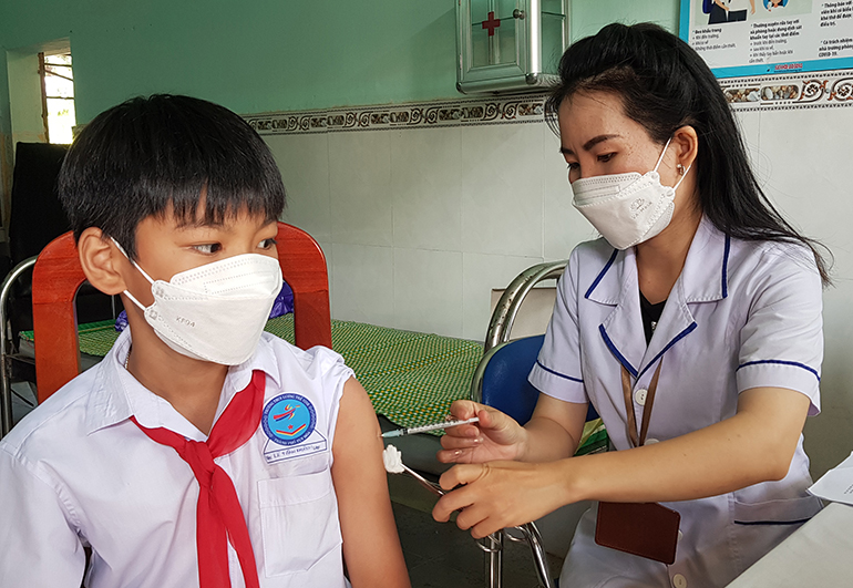 Nhân viên y tế tiêm vắc xin phòng COVID-19 cho trẻ em (ảnh chỉ có tính minh họa). Ảnh: YÊN LAN